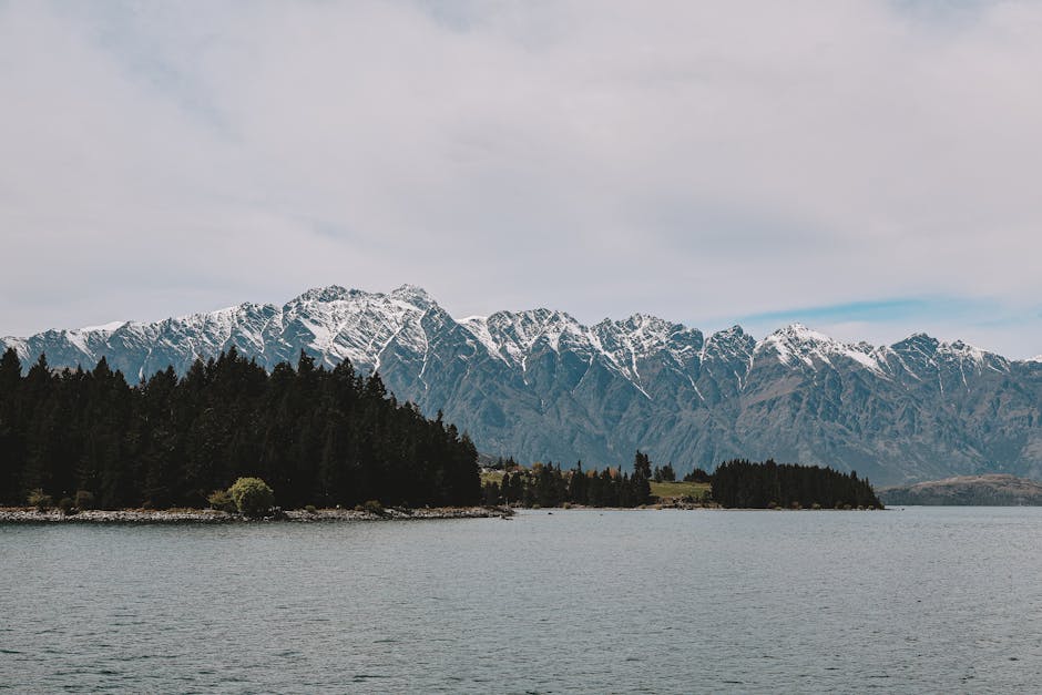 New Zealand — Lake and mountains landscape